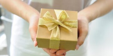Як привітати хлопця з Днем народження: корисні поради щодо вибору подарунка
