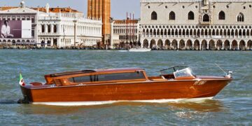 Water taxi and walks in Venice: an unforgettable adventure for tourists