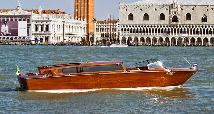 Water taxi and walks in Venice: an unforgettable adventure for tourists