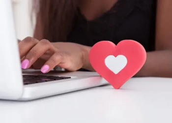 How to Chat with Guys Online: Texting and Dating Tips