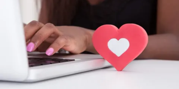 How to Chat with Guys Online: Texting and Dating Tips