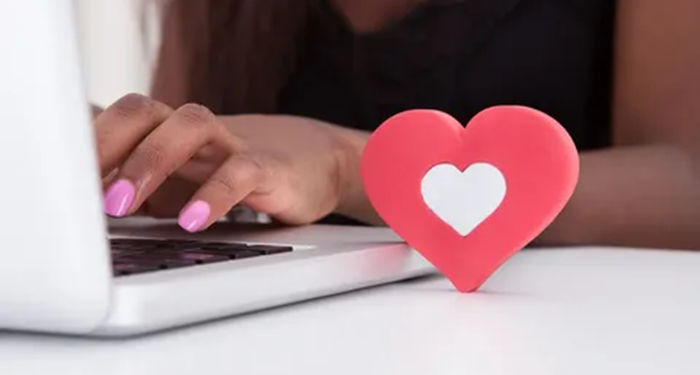 How to Chat with Guys Online: Texting and Dating Tips